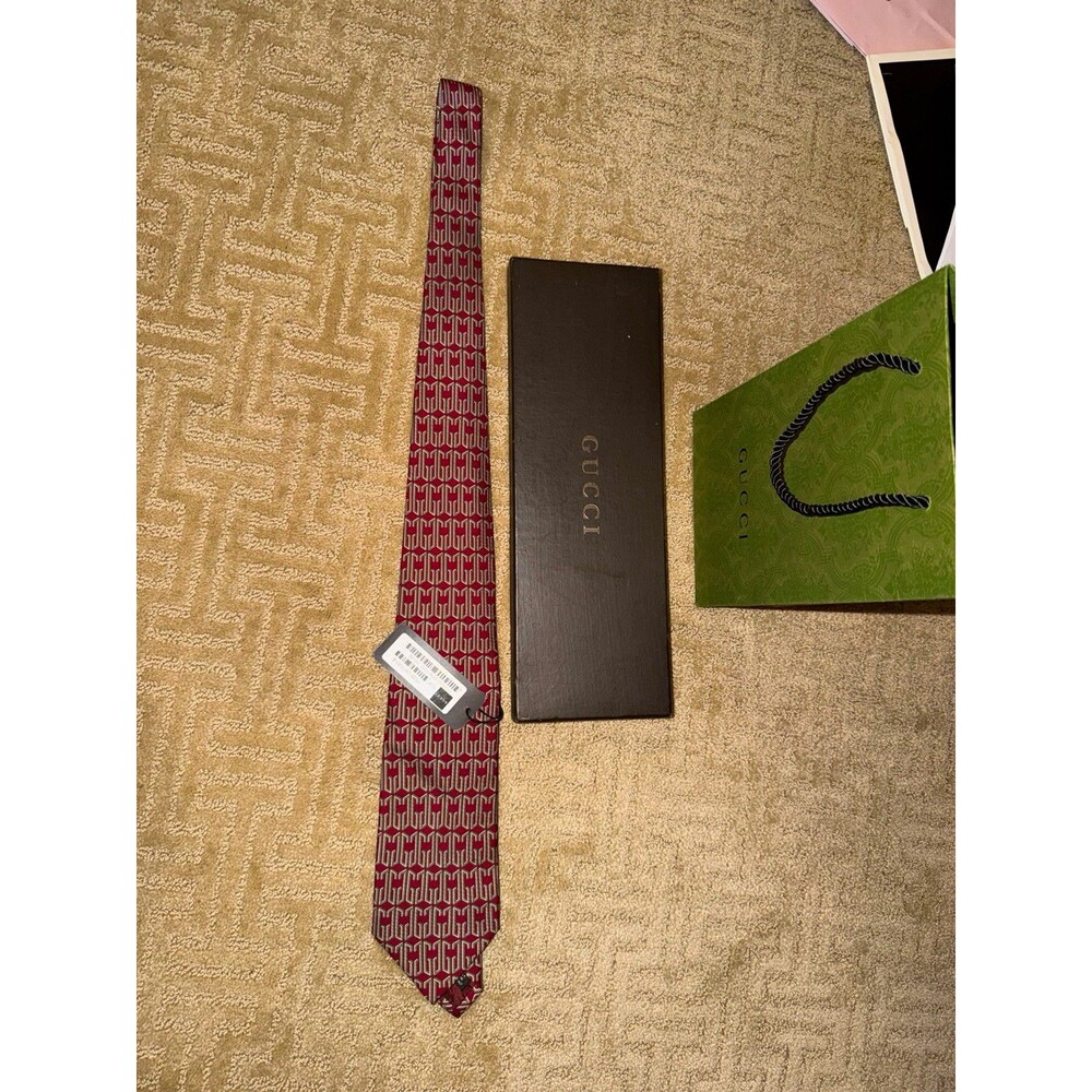 NWT Authentic Gucci Men Silk Tie Red GG Monogram Logo Geometric Pattern Box Tag